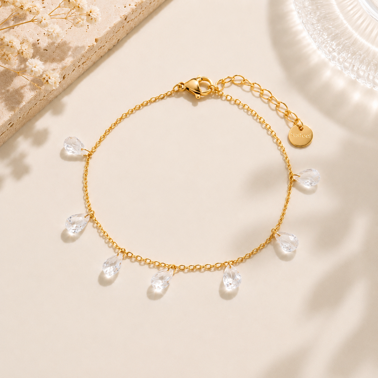 Golden Drops Armband – Vergoldeter Edelstahl mit funkelnden Kristallanhängern