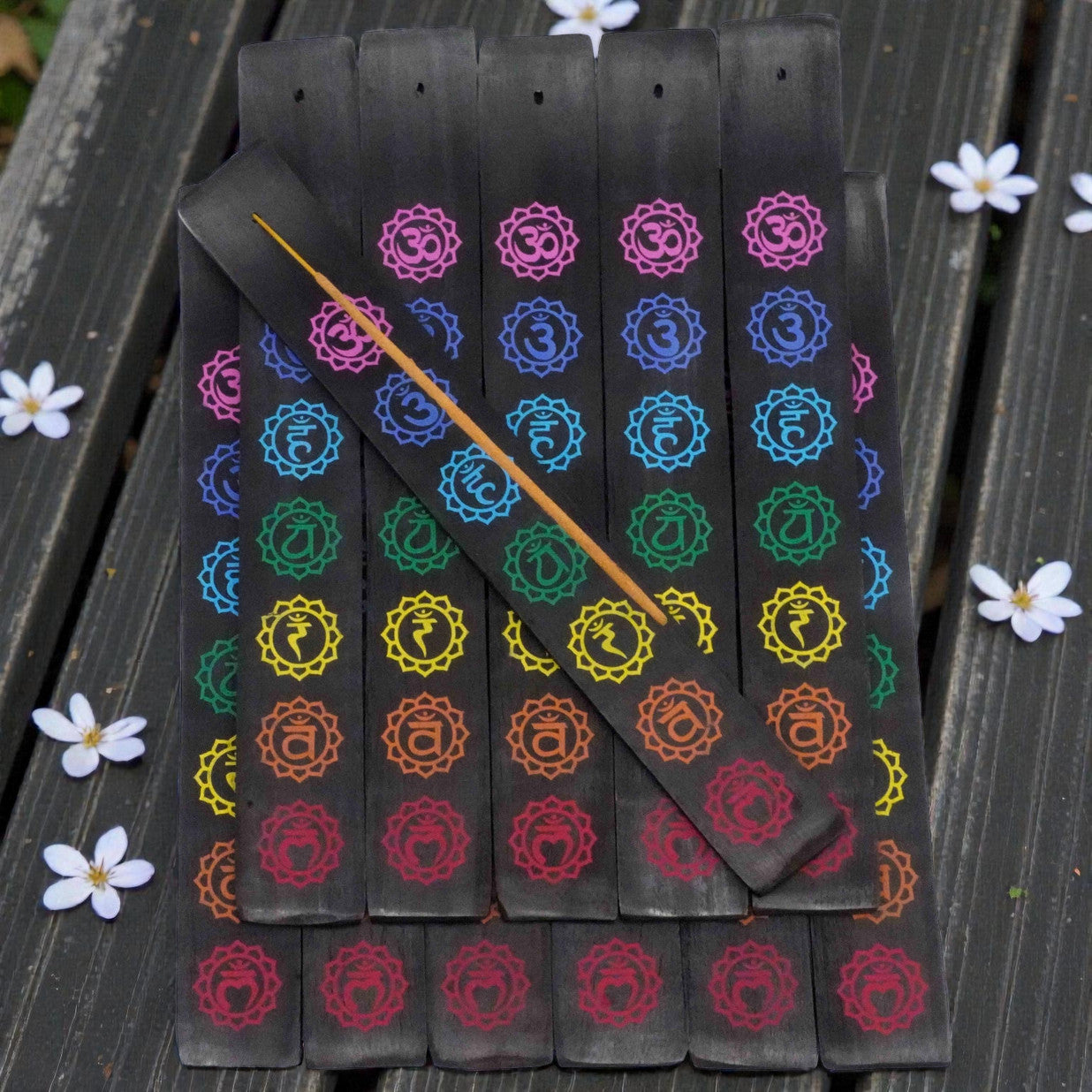 Räucherstäbchenhalter aus Holz – Chakra-Zauber für gute Vibes