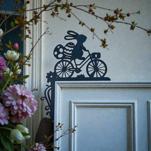 Türrahmen-Hase auf Fahrradtour